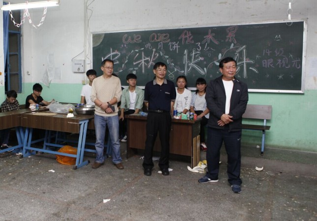 校领导中秋慰问老校区学生.jpg