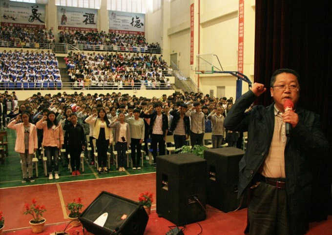 2.副校长尹明带领宣读《中国医学誓词》_副本.jpg