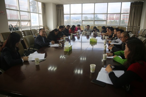 3.召开教师座谈会.JPG