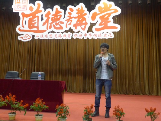 3.冯永金讲述求学、创业经历.JPG