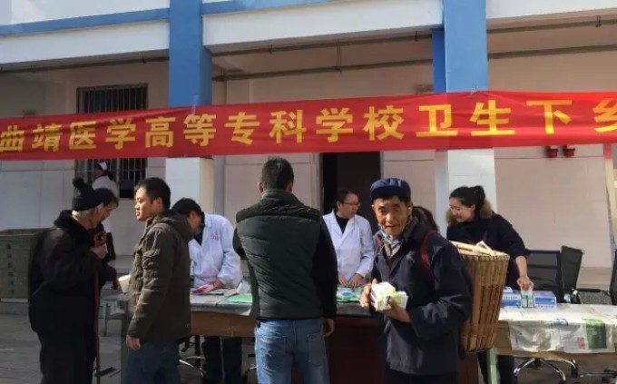 当地群众领取药品.jpg