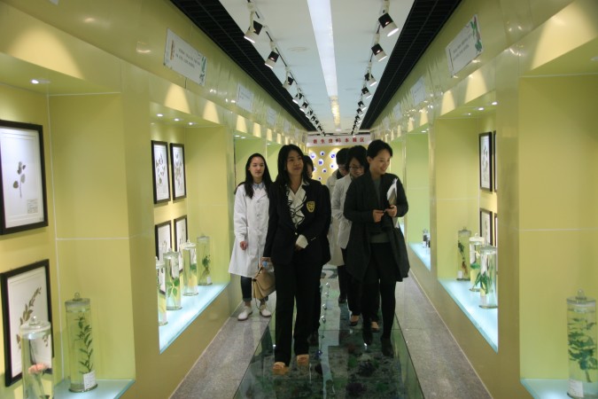3.参观健康教育中心.JPG