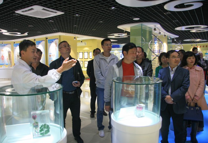 监督员参观我校健康教育中心.jpg