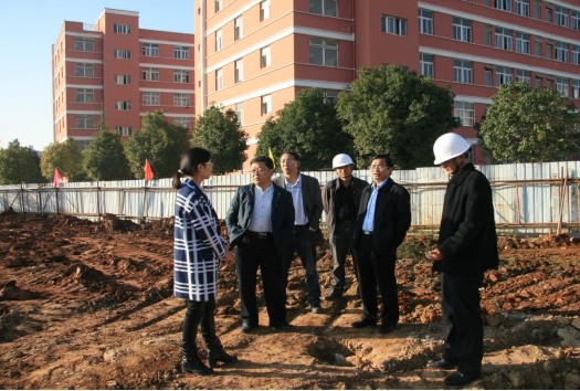 学校领导工地现场办公.jpg