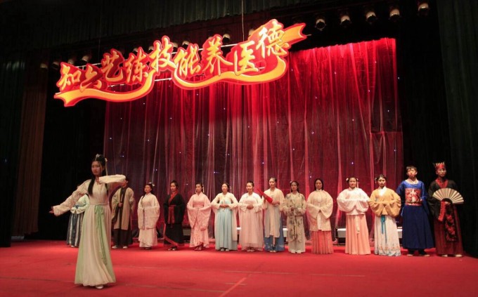 3.汉服展演.jpg