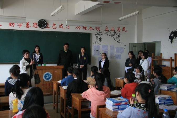 2.泰方一行到班级与学生交流.JPG