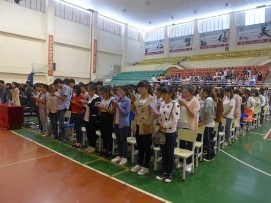 1.全场齐唱歌曲《我相信》.JPG