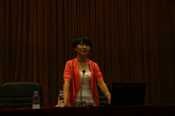 2.任晓蒙教授做讲述.JPG